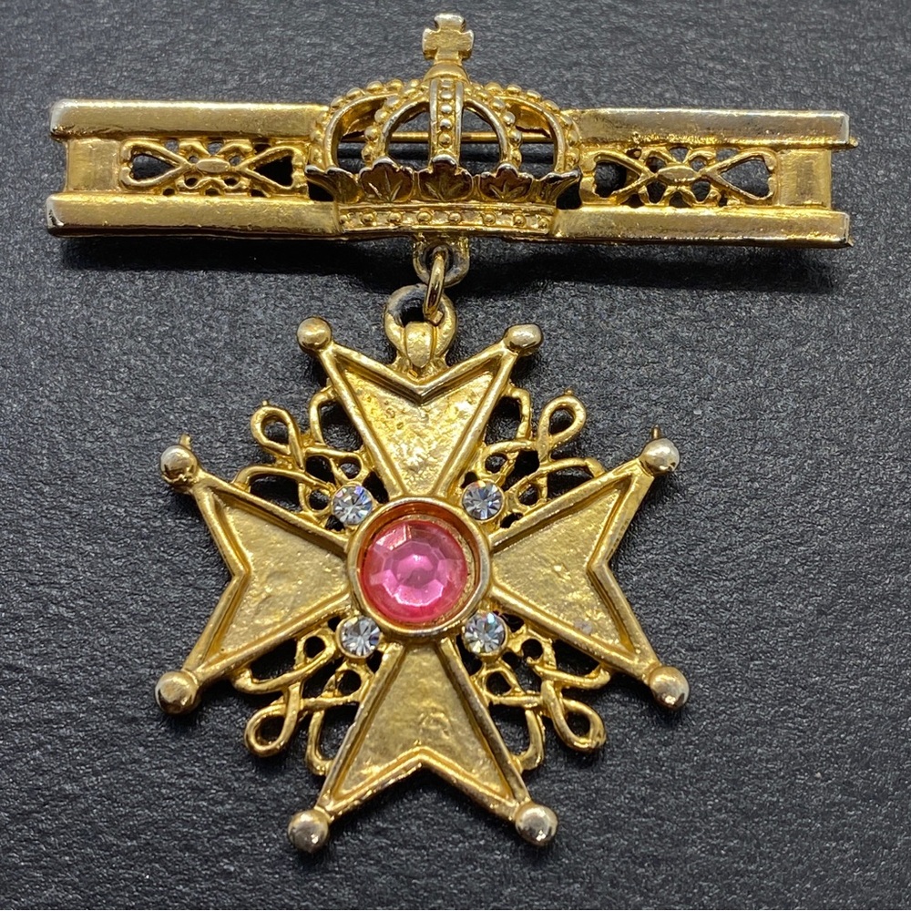 Vintage Women’s Maltese Cross and Crown Pin/Brooch in Gold Tone with Pink J42304